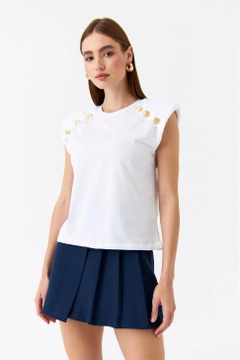 Una modelo de ropa al por mayor lleva TBU10018 - T-shirt - White, Camiseta turco al por mayor de Tuba Butik