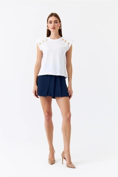 Ένα μοντέλο χονδρικής πώλησης ρούχων φοράει TBU10018 - T-shirt - White, τούρκικο T-shirt χονδρικής πώλησης από Tuba Butik