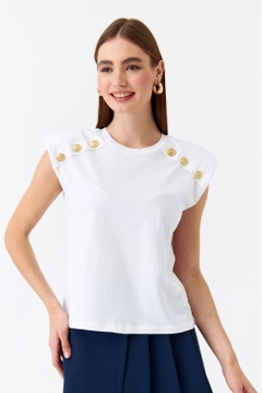 Um modelo de roupas no atacado usa TBU10018 - T-shirt - White, atacado turco Camiseta de Tuba Butik