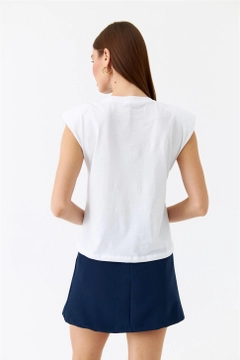 Una modelo de ropa al por mayor lleva TBU10018 - T-shirt - White, Camiseta turco al por mayor de Tuba Butik