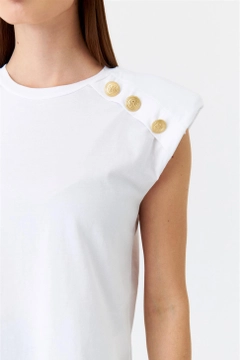 Ein Bekleidungsmodell aus dem Großhandel trägt TBU10018 - T-shirt - White, türkischer Großhandel T-Shirt von Tuba Butik