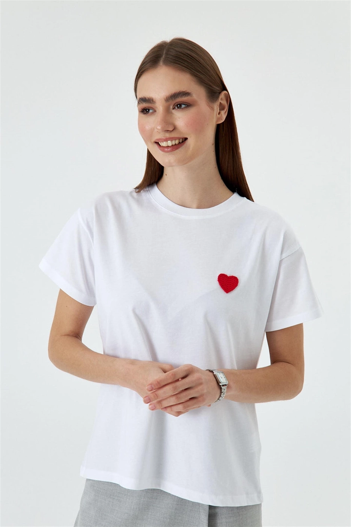 Um modelo de roupas no atacado usa TBU10713 - Crew Neck Women's T-Shirt With Heart Embroidery - White, atacado turco Camiseta de Tuba Butik