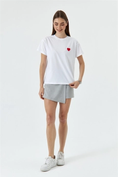 Veľkoobchodný model oblečenia nosí TBU10713 - Crew Neck Women's T-Shirt With Heart Embroidery - White, turecký veľkoobchodný Tričko od Tuba Butik