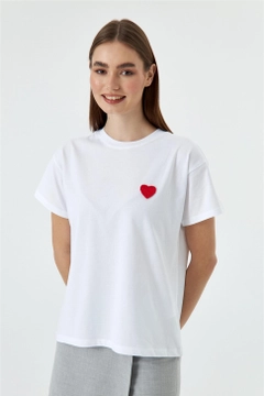 Um modelo de roupas no atacado usa TBU10713 - Crew Neck Women's T-Shirt With Heart Embroidery - White, atacado turco Camiseta de Tuba Butik