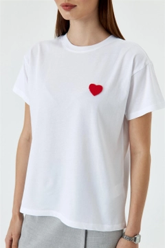 Una modella di abbigliamento all'ingrosso indossa TBU10713 - Crew Neck Women's T-Shirt With Heart Embroidery - White, vendita all'ingrosso turca di Maglietta di Tuba Butik