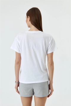 Una modella di abbigliamento all'ingrosso indossa TBU10713 - Crew Neck Women's T-Shirt With Heart Embroidery - White, vendita all'ingrosso turca di Maglietta di Tuba Butik