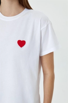 Ein Bekleidungsmodell aus dem Großhandel trägt TBU10713 - Crew Neck Women's T-Shirt With Heart Embroidery - White, türkischer Großhandel T-Shirt von Tuba Butik