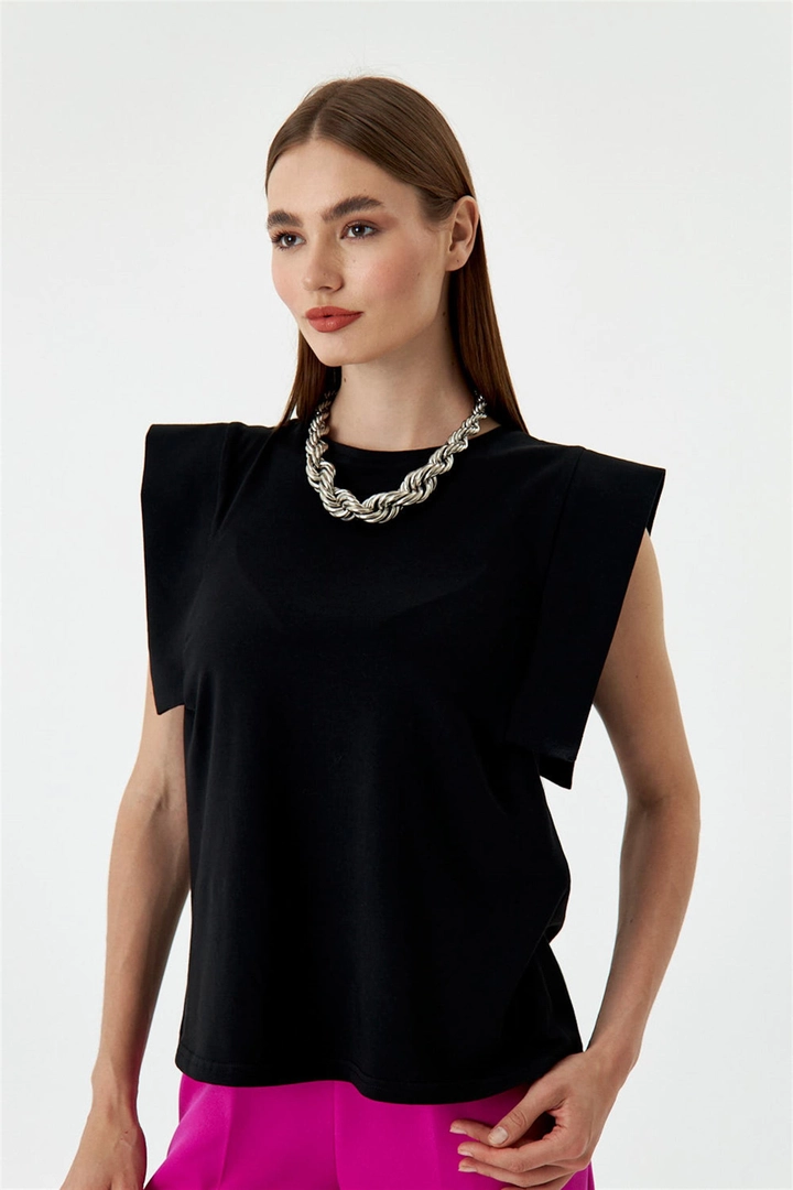 A wholesale clothing model wears TBU10921 - Crew Neck Zero Sleeve Basic Women's T-Shirt - Black, Turkish wholesale Blouse of Tuba Butik