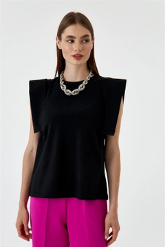 Bir model, Tuba Butik toptan giyim markasının TBU10921 - Crew Neck Zero Sleeve Basic Women's T-Shirt - Black toptan Bluz ürününü sergiliyor.