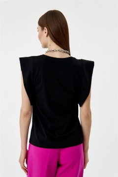 Bir model, Tuba Butik toptan giyim markasının TBU10921 - Crew Neck Zero Sleeve Basic Women's T-Shirt - Black toptan Bluz ürününü sergiliyor.