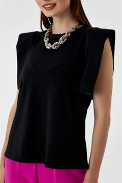 A wholesale clothing model wears TBU10921 - Crew Neck Zero Sleeve Basic Women's T-Shirt - Black, Turkish wholesale Blouse of Tuba Butik