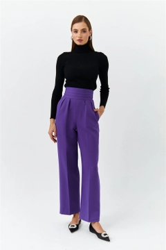 Una modella di abbigliamento all'ingrosso indossa 47451 - Trousers - Purple, vendita all'ingrosso turca di Pantaloni di Tuba Butik