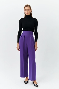 Ένα μοντέλο χονδρικής πώλησης ρούχων φοράει 47451 - Trousers - Purple, τούρκικο Παντελόνι χονδρικής πώλησης από Tuba Butik