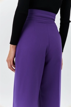 Una modelo de ropa al por mayor lleva 47451 - Trousers - Purple, Pantalón turco al por mayor de Tuba Butik