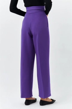 Bir model, Tuba Butik toptan giyim markasının 47451 - Trousers - Purple toptan Pantolon ürününü sergiliyor.
