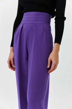 Una modelo de ropa al por mayor lleva 47451 - Trousers - Purple, Pantalón turco al por mayor de Tuba Butik