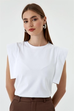 A wholesale clothing model wears TBU10920 - Crew Neck Zero Sleeve Basic Women's T-Shirt - White, Turkish wholesale Blouse of Tuba Butik