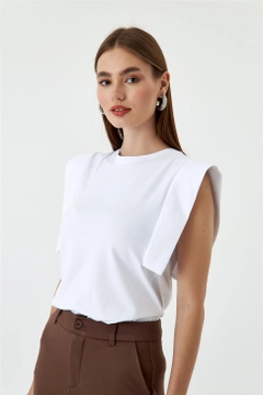 A wholesale clothing model wears TBU10920 - Crew Neck Zero Sleeve Basic Women's T-Shirt - White, Turkish wholesale Blouse of Tuba Butik