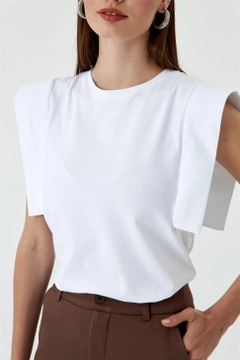 Un model de îmbrăcăminte angro poartă TBU10920 - Crew Neck Zero Sleeve Basic Women's T-Shirt - White, turcesc angro Bluză de Tuba Butik