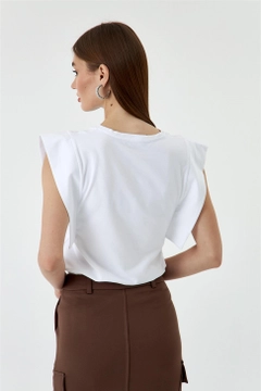 Ένα μοντέλο χονδρικής πώλησης ρούχων φοράει TBU10920 - Crew Neck Zero Sleeve Basic Women's T-Shirt - White, τούρκικο Μπλούζα χονδρικής πώλησης από Tuba Butik