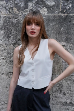 Bir model, Tuba Butik toptan giyim markasının TBU11220 - Women's Straight Vest - White toptan Yelek ürününü sergiliyor.
