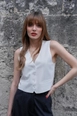 Bir model,  toptan giyim markasının tbu11220-women's-straight-vest-white toptan  ürününü sergiliyor.