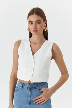 Ένα μοντέλο χονδρικής πώλησης ρούχων φοράει TBU11220 - Women's Straight Vest - White, τούρκικο Αμάνικο μπλουζάκι χονδρικής πώλησης από Tuba Butik