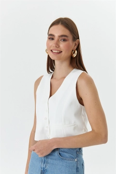 Een kledingmodel uit de groothandel draagt TBU11220 - Women's Straight Vest - White, Turkse groothandel Vest van Tuba Butik