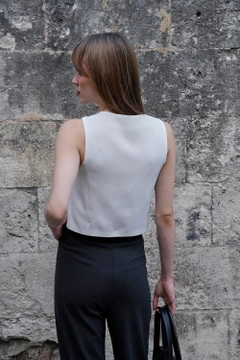 Модель оптовой продажи одежды носит TBU11220 - Women's Straight Vest - White, турецкий оптовый товар Жилет от Tuba Butik.