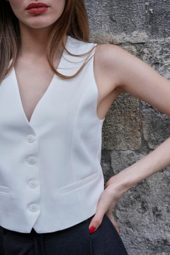 Una modella di abbigliamento all'ingrosso indossa TBU11220 - Women's Straight Vest - White, vendita all'ingrosso turca di Veste di Tuba Butik