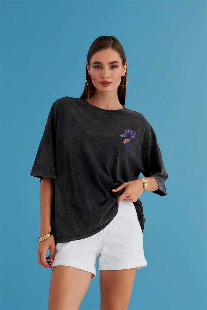 A wholesale clothing model wears TBU11294 - Pale Effect Printed Anthracite T-Shirt - Gray, Turkish wholesale Tshirt of Tuba Butik