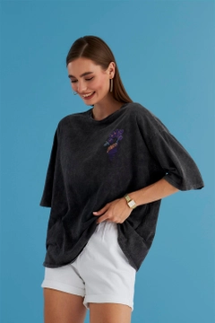 A wholesale clothing model wears TBU11294 - Pale Effect Printed Anthracite T-Shirt - Gray, Turkish wholesale Tshirt of Tuba Butik
