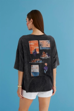 Ein Bekleidungsmodell aus dem Großhandel trägt TBU11294 - Pale Effect Printed Anthracite T-Shirt - Gray, türkischer Großhandel T-Shirt von Tuba Butik
