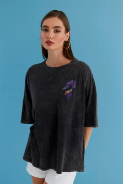Ein Bekleidungsmodell aus dem Großhandel trägt TBU11294 - Pale Effect Printed Anthracite T-Shirt - Gray, türkischer Großhandel T-Shirt von Tuba Butik