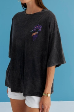 Hurtowa modelka nosi TBU11294 - Pale Effect Printed Anthracite T-Shirt - Gray, turecka hurtownia Podkoszulek firmy Tuba Butik
