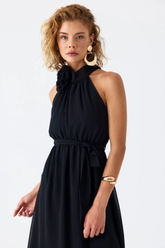 Ένα μοντέλο χονδρικής πώλησης ρούχων φοράει tbu11782-halter-neck-chiffon-midi-dress-black, τούρκικο Φόρεμα χονδρικής πώλησης από Tuba Butik