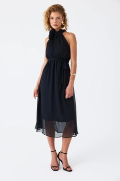 Ein Bekleidungsmodell aus dem Großhandel trägt tbu11782-halter-neck-chiffon-midi-dress-black, türkischer Großhandel Kleid von Tuba Butik