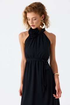 A wholesale clothing model wears tbu11782-halter-neck-chiffon-midi-dress-black, Turkish wholesale Dress of Tuba Butik