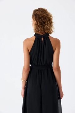 Ένα μοντέλο χονδρικής πώλησης ρούχων φοράει tbu11782-halter-neck-chiffon-midi-dress-black, τούρκικο Φόρεμα χονδρικής πώλησης από Tuba Butik