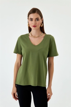 Een kledingmodel uit de groothandel draagt TBU10984 - Women's V-Neck Short Sleeve T-Shirt - Khaki, Turkse groothandel T-shirt van Tuba Butik