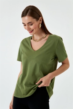 Una modella di abbigliamento all'ingrosso indossa TBU10984 - Women's V-Neck Short Sleeve T-Shirt - Khaki, vendita all'ingrosso turca di Maglietta di Tuba Butik