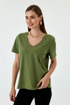 Bir model, Tuba Butik toptan giyim markasının TBU10984 - Women's V-Neck Short Sleeve T-Shirt - Khaki toptan Tişört ürününü sergiliyor.