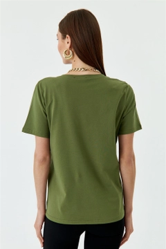 Модел на дрехи на едро носи TBU10984 - Women's V-Neck Short Sleeve T-Shirt - Khaki, турски едро Тениска на Tuba Butik