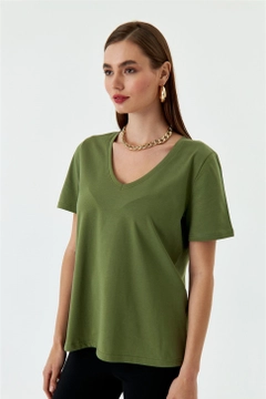 Ein Bekleidungsmodell aus dem Großhandel trägt TBU10984 - Women's V-Neck Short Sleeve T-Shirt - Khaki, türkischer Großhandel T-Shirt von Tuba Butik