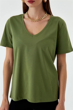 Una modelo de ropa al por mayor lleva TBU10984 - Women's V-Neck Short Sleeve T-Shirt - Khaki, Camiseta turco al por mayor de Tuba Butik