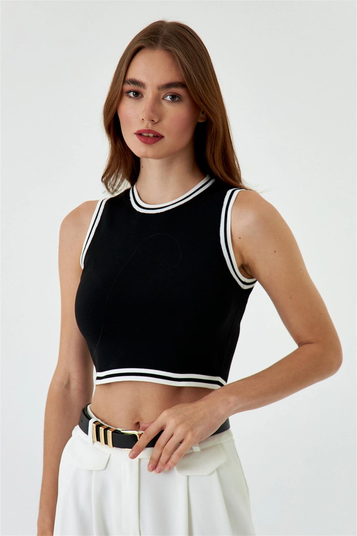 A wholesale clothing model wears TBU11010 - Crew Neck Knitwear Crop Top - Black, Turkish wholesale Crop Top of Tuba Butik