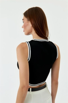 Ένα μοντέλο χονδρικής πώλησης ρούχων φοράει TBU11010 - Crew Neck Knitwear Crop Top - Black, τούρκικο Crop top χονδρικής πώλησης από Tuba Butik
