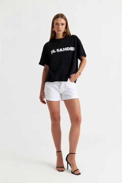 Bir model, Tuba Butik toptan giyim markasının TBU11523 - Women's Printed Oversize T-Shirt - Black toptan Tişört ürününü sergiliyor.