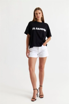 Bir model, Tuba Butik toptan giyim markasının TBU11523 - Women's Printed Oversize T-Shirt - Black toptan Tişört ürününü sergiliyor.