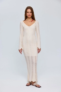 Ένα μοντέλο χονδρικής πώλησης ρούχων φοράει tbu12616-openwork-knitted-long-dress-cream, τούρκικο Φόρεμα χονδρικής πώλησης από Tuba Butik